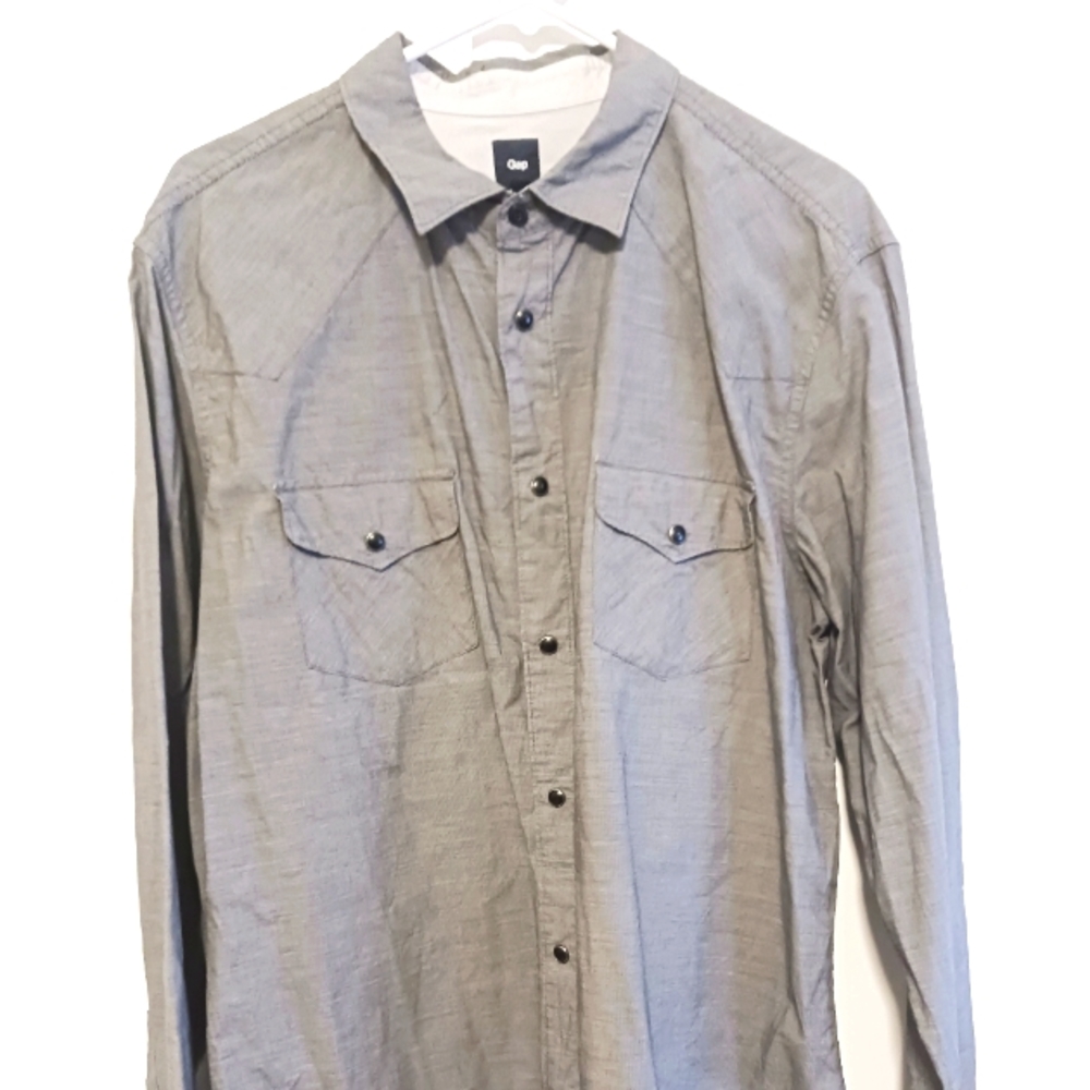 Men's GAP Button Down Shirt. Size  Large.